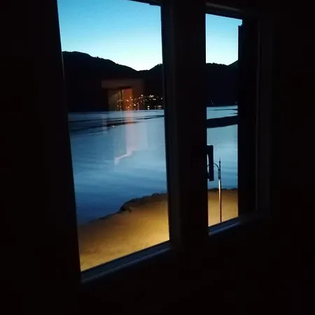 Lejlighed Newcastle On The Beach - Pool - Parking - Lake Como Lierna